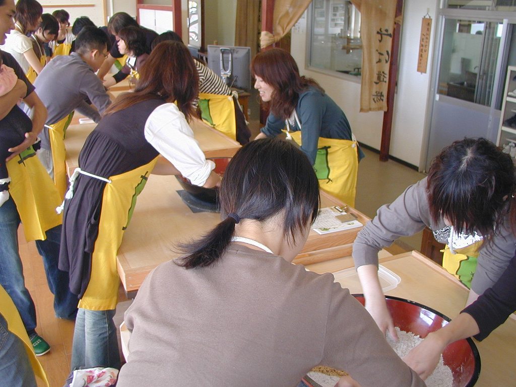 そば道場 入門そば打ち体験 | 道の駅 豊平どんぐり村 どんぐり荘