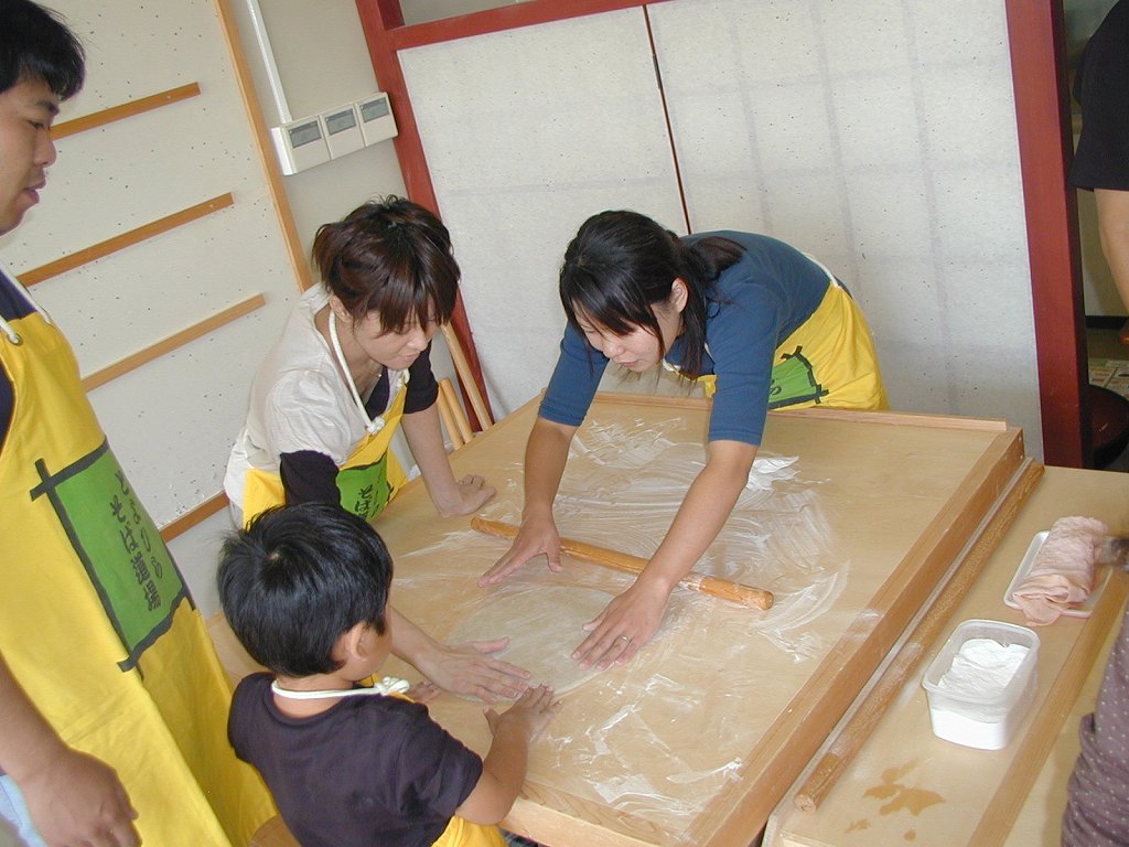 そば道場 入門そば打ち体験 | 道の駅 豊平どんぐり村 どんぐり荘