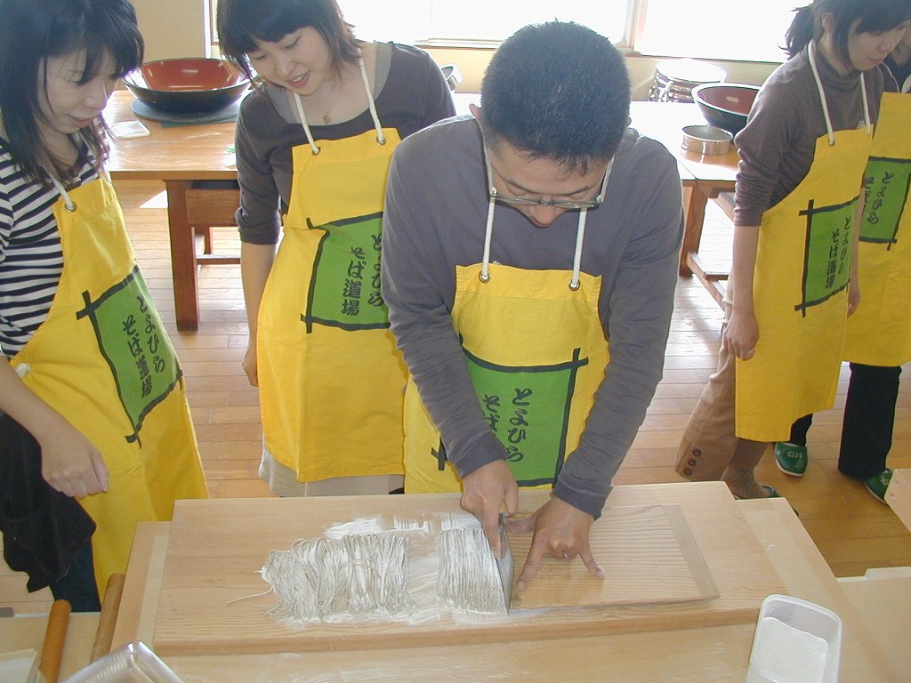そば道場 入門そば打ち体験 | 道の駅 豊平どんぐり村 どんぐり荘